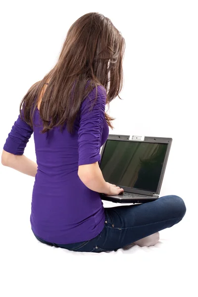 Morena usando laptop — Fotografia de Stock