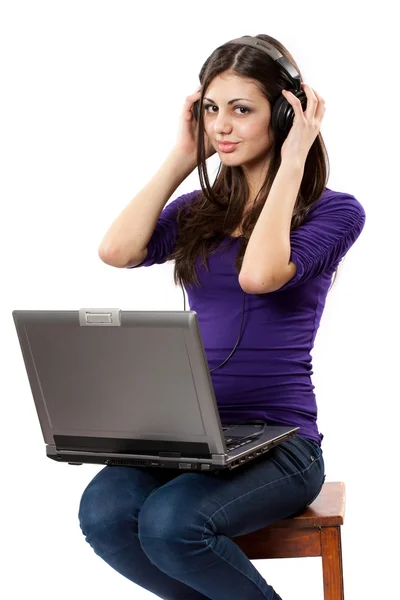 Barna hallgat zenét a laptop — Stock Fotó