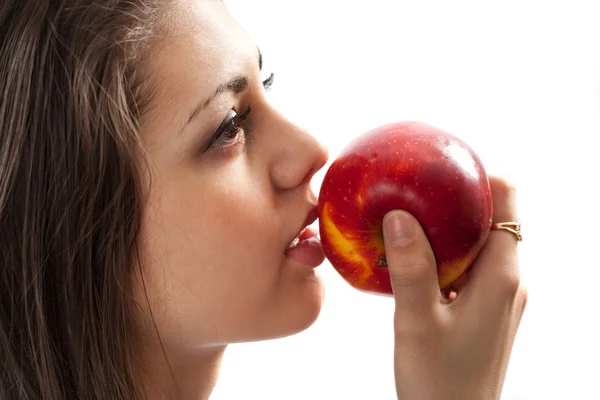 Hermosa morena con manzana —  Fotos de Stock