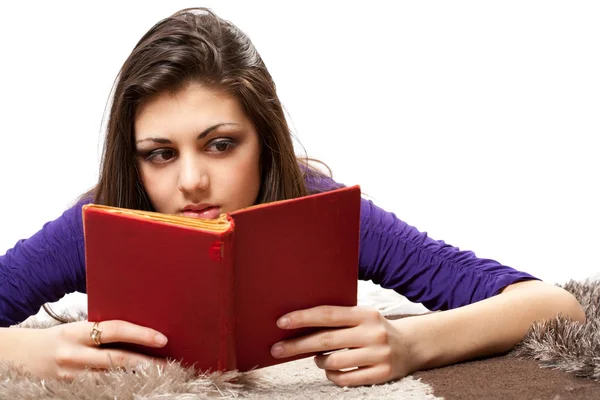Latinská dívka čtení kniha — Stock fotografie