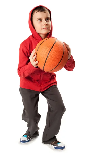 Мальчик с баскетболом — стоковое фото