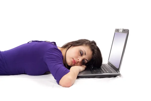Jonge vrouw slapen op laptop Rechtenvrije Stockafbeeldingen