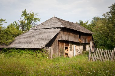 terk edilmiş bir çiftlik evi