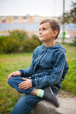 bir parkta güzel bir çocuk