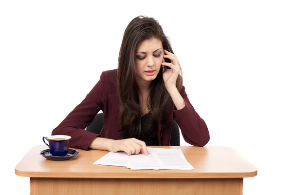 Ung affärskvinna talar på telefon — Stockfoto