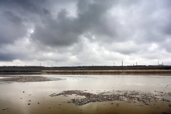 Znečištěná řeka — Stock fotografie