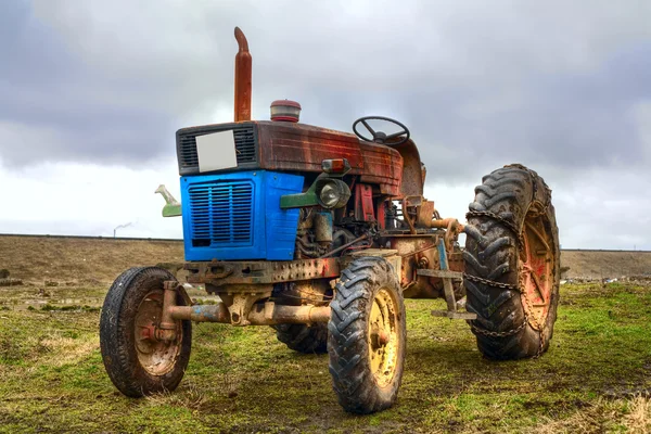 Урожай трактор — стокове фото