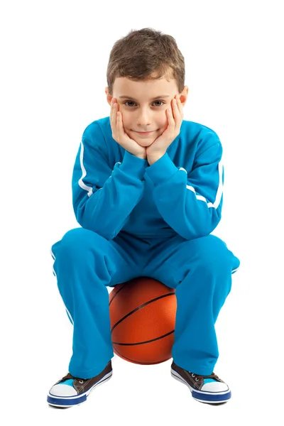 Chłopiec siedzi na koszykówkę — Zdjęcie stockowe