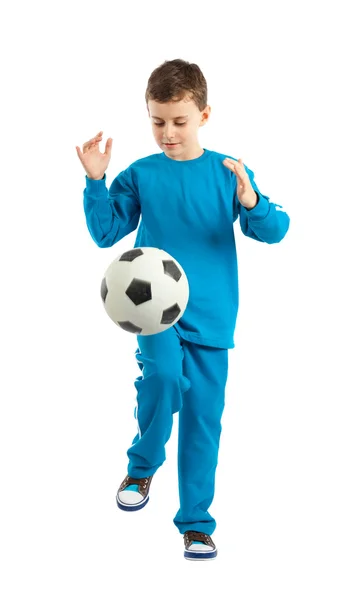 Хлопчик виконує футбольний удар — стокове фото
