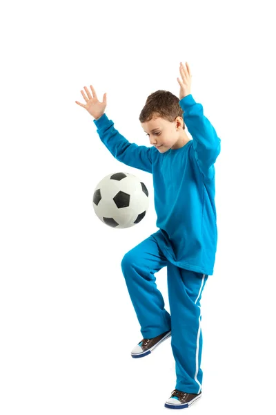 Pojken köra en fotboll kick — Stockfoto
