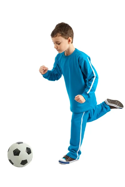 Хлопчик виконує футбольний удар — стокове фото