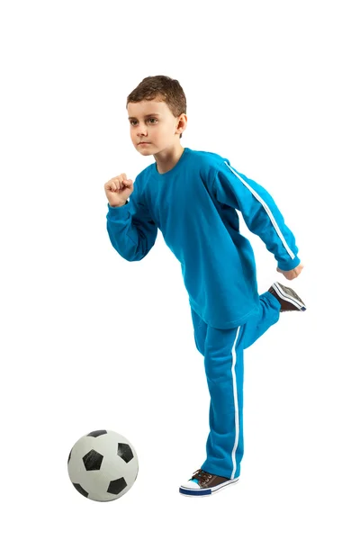 Rapaz executando um chute de futebol — Fotografia de Stock