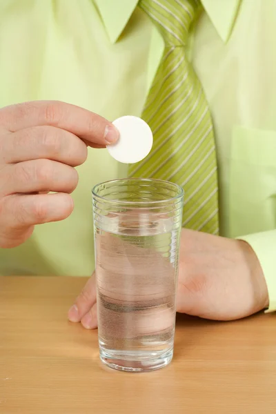 Šumivé tablety s vodou — Stock fotografie
