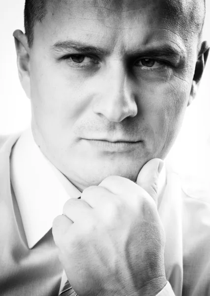 Gondolkodó ember, fekete-fehér portré — Stock Fotó