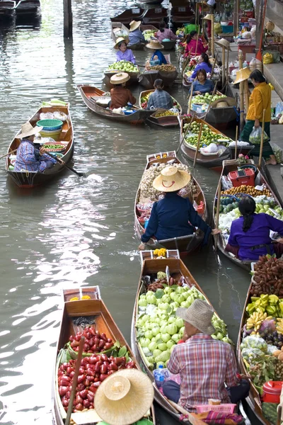 AMPAWA.Food vendor works on boats at the floating market — Stock Photo, Image