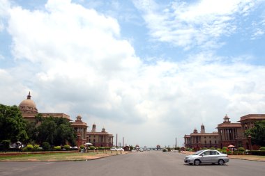 Mavi gökyüzü ile Hindistan kapı