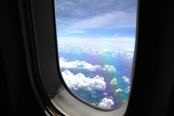 Окна и голубое небо — стоковое фото