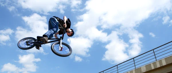BMX acrobat tijdens het springen — Stockfoto