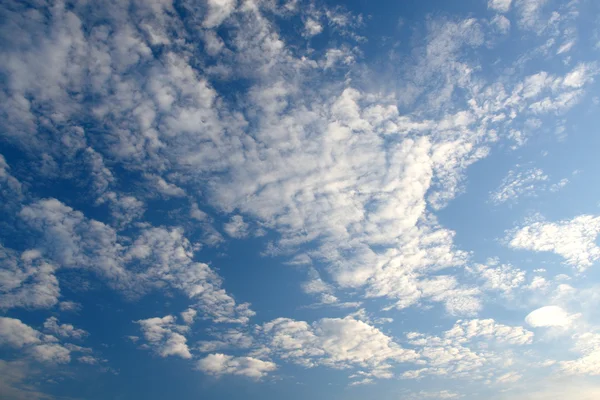 Nějaké mraky nad modrá obloha — Stock fotografie