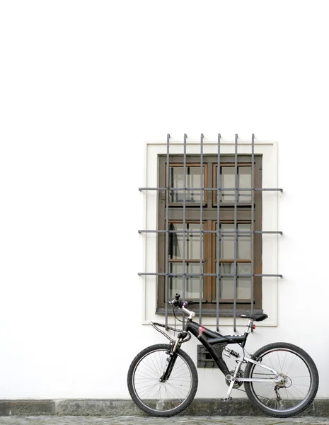 Велосипед на стене — стоковое фото