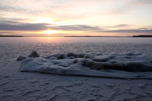 Закат над замерзшим озером — стоковое фото