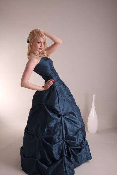 Молодая женщина в выпускном платье
