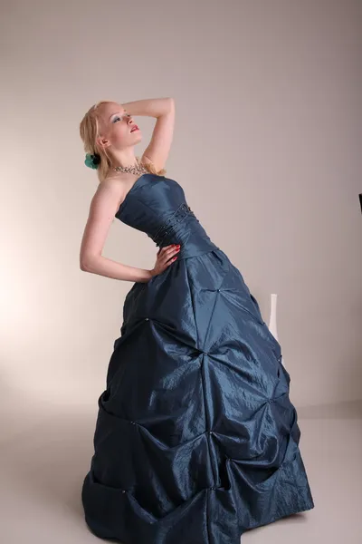 プロムのドレスを持つ若い女 ストック画像