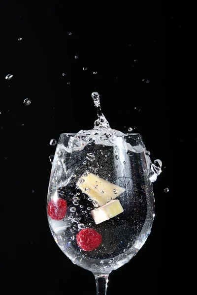 Frutta che cade in un bicchiere Fotografia Stock