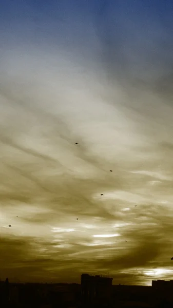 Cielo de tormenta de color ácido en julio Imagen de archivo