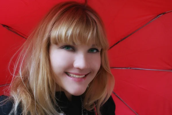 Muchacha de risa atractiva con paraguas — Foto de Stock