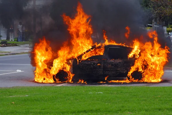 Carro em chamas. Estágio avançado de um fogo — Fotografia de Stock