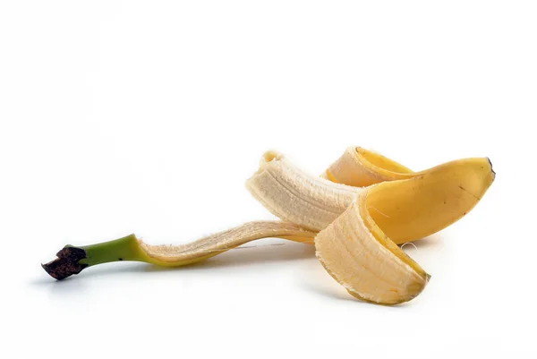 Banana mordida pelada sobre branco . — Fotografia de Stock