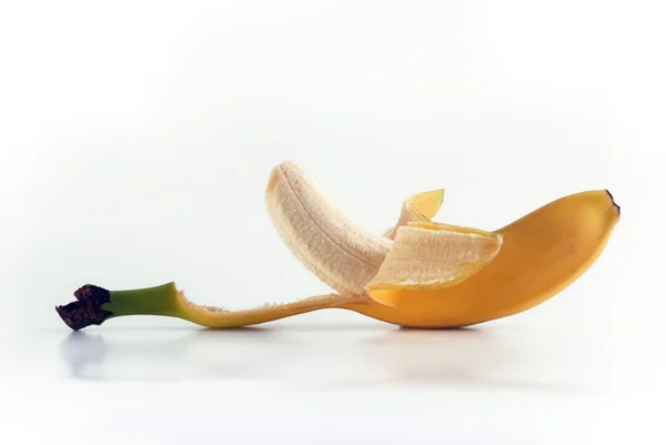 Banana descascada sobre branco — Fotografia de Stock