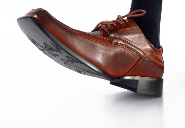 Sapato masculino pisando sobre branco — Fotografia de Stock