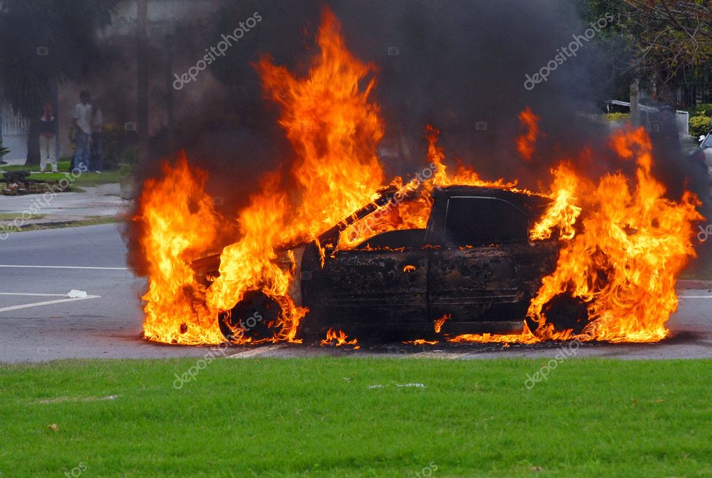 Pneu de carro queimando em fogo brilhante