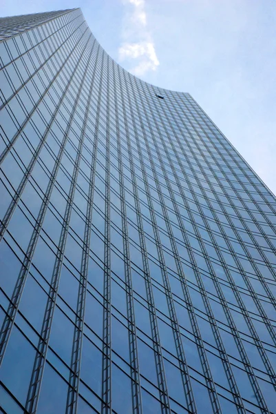 Skyskrapa med ett öppet fönster — Stockfoto
