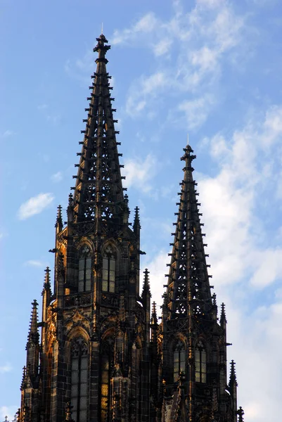 Gotyckie wieże Kościoła — Zdjęcie stockowe