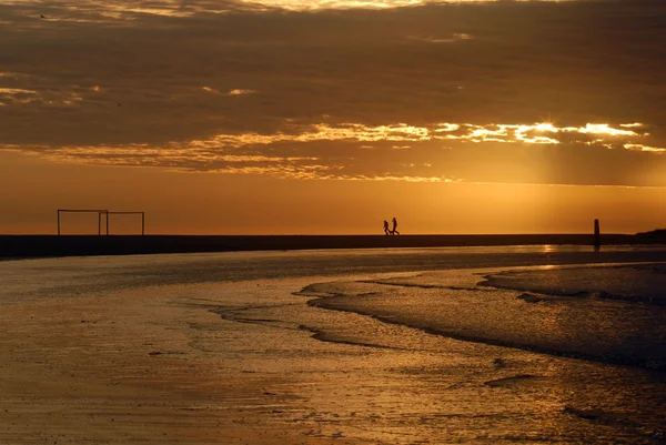 Soccer arcs on the beach at dusk — Stockfoto