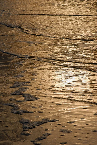 Textura de olas doradas en la playa —  Fotos de Stock