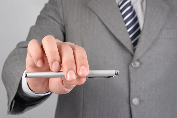 Empresário dando-lhe a caneta — Fotografia de Stock