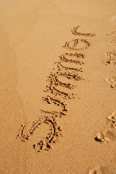 Mot d'été écrit sur le sable — Photo