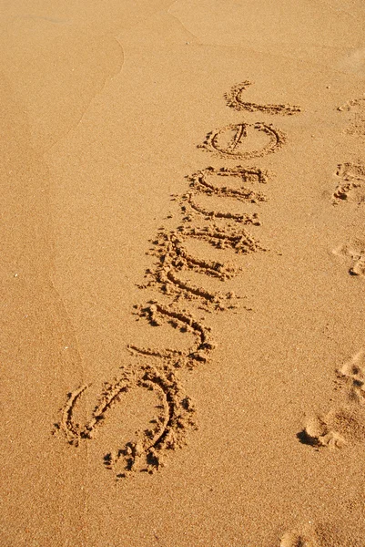 Letní slovo napsané v písku — Stock fotografie