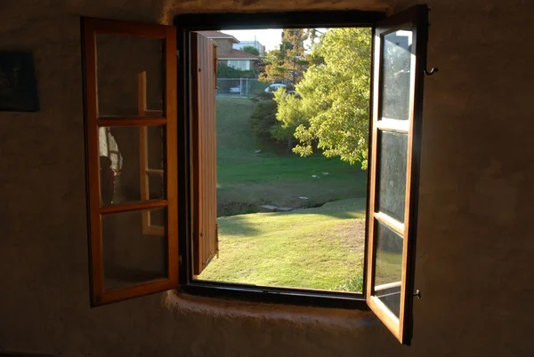 Fenster zum Garten öffnen — Stockfoto