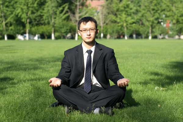 Человек медитирует — стоковое фото