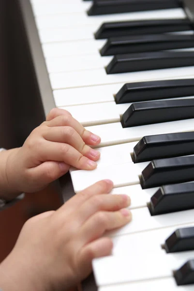 Educazione al pianoforte elettrico — Foto Stock