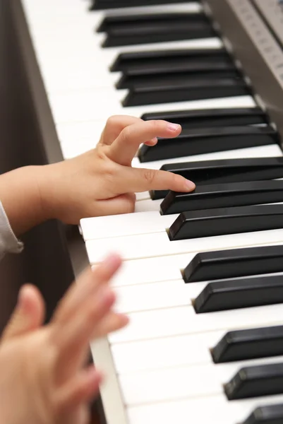 Educazione al pianoforte elettrico — Foto Stock