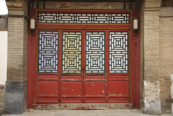 Историческая китайская дверь — стоковое фото