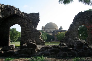 Gumbaz Harabeleri arkasında