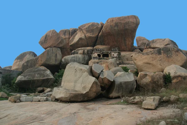 Świątynia pośród skał — Zdjęcie stockowe