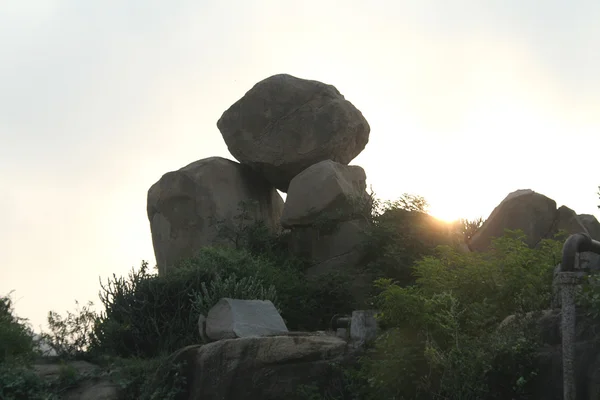 岩の背後にあるサンライズ — ストック写真